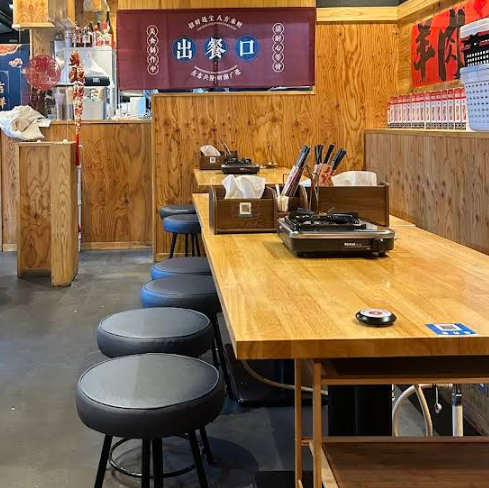 【テーブル】広々としたテーブル配置が施されており、プライベート感を大切にしながら、友人や家族との会話を楽しむことができます。どのお席でも心地よくお過ごしいただけます。