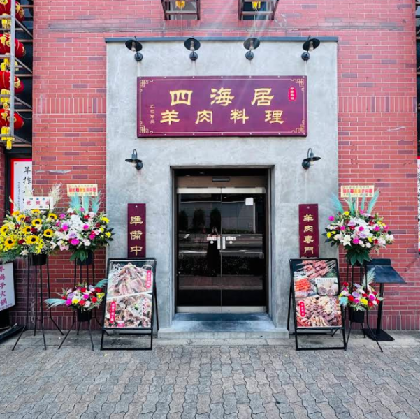 【円卓】当店のテーブル席は、落ち着いた雰囲気の中でゆったりとお食事を楽しむのに最適な空間です。美味しい料理を囲んでの楽しいひとときをお楽しみください。