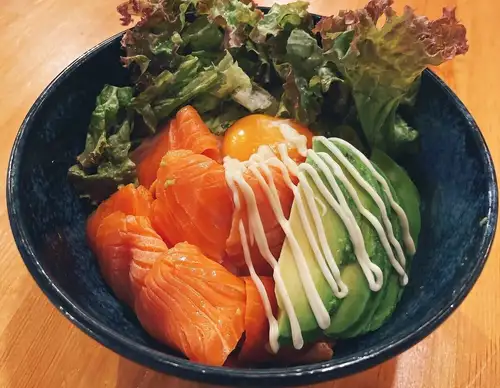 香煎三文鱼配牛油果炒饭