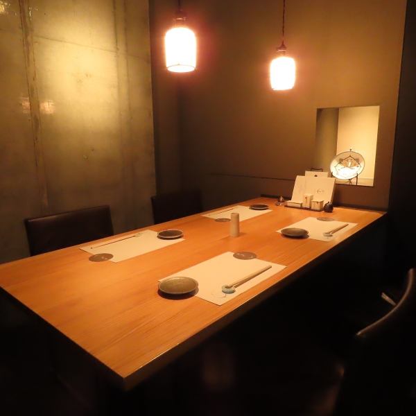 The private rooms are based on chic black and bring a calm atmosphere.It is perfect not only for dates, but also for girls' parties, birthdays, and company banquets.