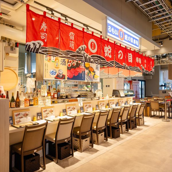 活気あふれるオープンカウンターがございます。職人が目の前でお寿司を握る様子や、調理のライブ感を肌で感じられる特等席です！新鮮なネタが並ぶ様子を眺めながら、職人との会話を楽しむのもカウンター席ならではの醍醐味◎お一人様でのサク飲みや、デートなど大切な方とのお食事にもぴったりな、和風で明るい空間です。