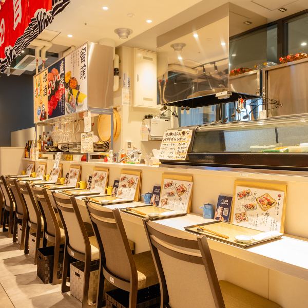 店内は、明るく清潔感のある居心地の良い空間です。広々としたオープンテーブル席は、ご家族での団欒やご友人との食事会にも最適◎ゆったりと落ち着いた雰囲気の中で、北海道の美味しい海の幸を味わう贅沢なひとときをお過ごしいただけます。肩肘張らずにリラックスして過ごせるので、様々なシーンでご利用ください♪