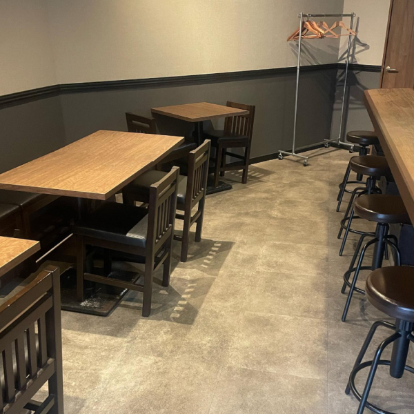 間接照明が照らす、大人の隠れ家のような雰囲気。落ち着いた空間で、ゆっくりと食事を楽しみたい方にぴったりです。カウンター席では、店主との会話も楽しめます。少人数での利用はもちろん、会社帰りの一杯、大切な人との特別な夜にも最適 ◎