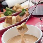 Our proud cheese fondue with tomato sauce added to multiple cheeses!