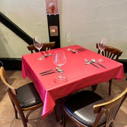 【餐桌席（2～4人×5桌）】小型宴会用♪备有最多可容纳4人的餐桌席。是围着桌子的方桌座，聊天方便。桌子可以根据人数连接。