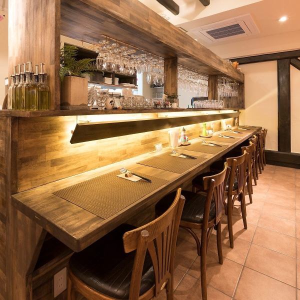 [Counter] We also have counter seats that can be used for small dinner parties.It is a seat full of solid feeling of walnut.We provide a large space for each person so that you can enjoy your meal slowly.The counter seats with warm lighting and good atmosphere are perfect for a date♪
