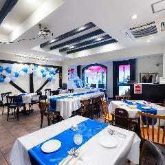 【店内貸切(16名様~40名様まで)】会社のご宴会や結婚式二次会など、店内の貸切が可能です。16名様からご利用いただけるので、中規模のご宴会にもおすすめ♪着席40名様までご利用が可能です。余興に欠かせない、プロジェクターやマイクも完備◎テラスには新郎新婦の入場、退場の演出にぴったりのレッドカーペットも有り!