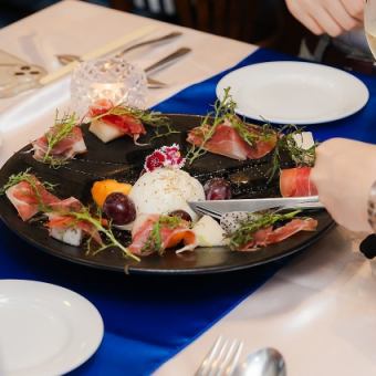 《90分飲み放題付》ウエディングケーキ付プロジェクター・マイク完備【豪華結婚式二次会プラン】