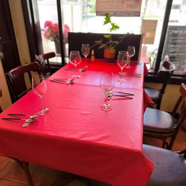 [Window-side table seating (maximum 6 people)] This is a prime table seating area that receives plenty of bright sunlight during lunchtime.It can accommodate up to 6 people.You can relax in our wooden chairs that gently cradle your back.It's perfect for important business entertaining occasions or girls' nights out where the conversation never ends.