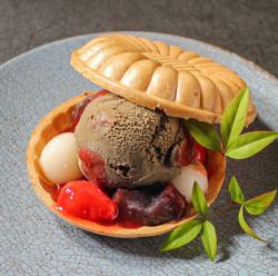 厳選小豆と白玉団子の塩バニラ最中