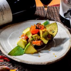 サーモンとアボガドのユッケ