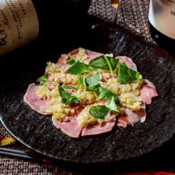 柔らかタンのタタキと香味野菜