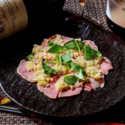 柔らかタンのタタキと香味野菜