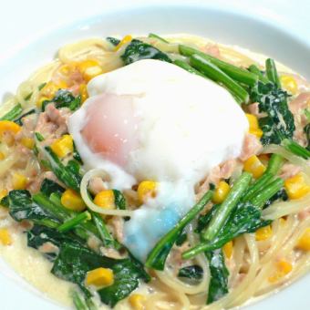 Spinach and tuna cream sauce hot egg topping