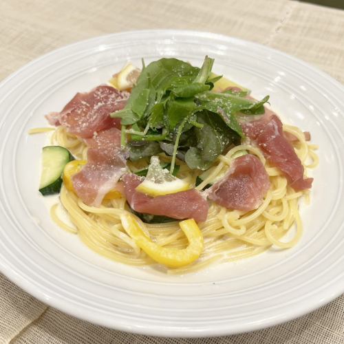 生ハムとズッキーニとベビーリーフのレモンクリーム