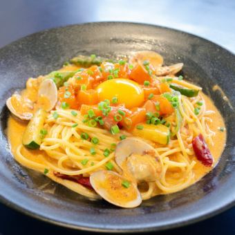 サーモンユッケとズッキーニとおくらのロゼパスタ