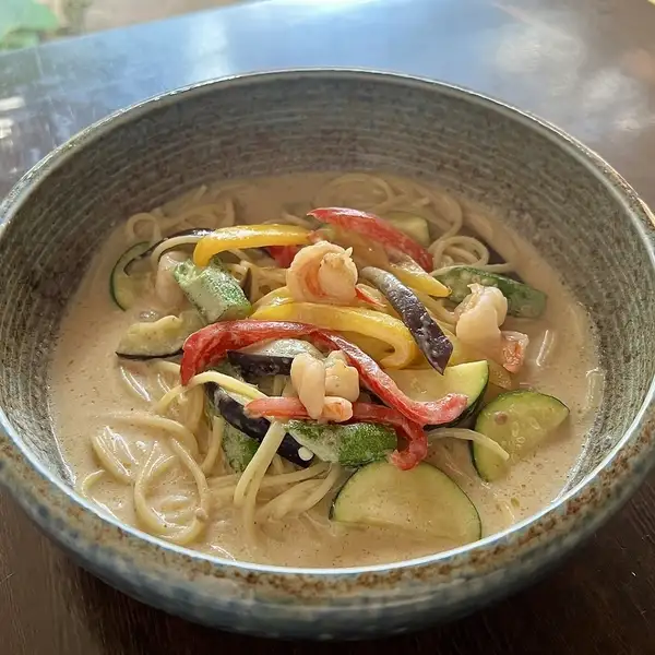 期間限定　夏野菜と海老のタイ風グリーンカレーパスタ