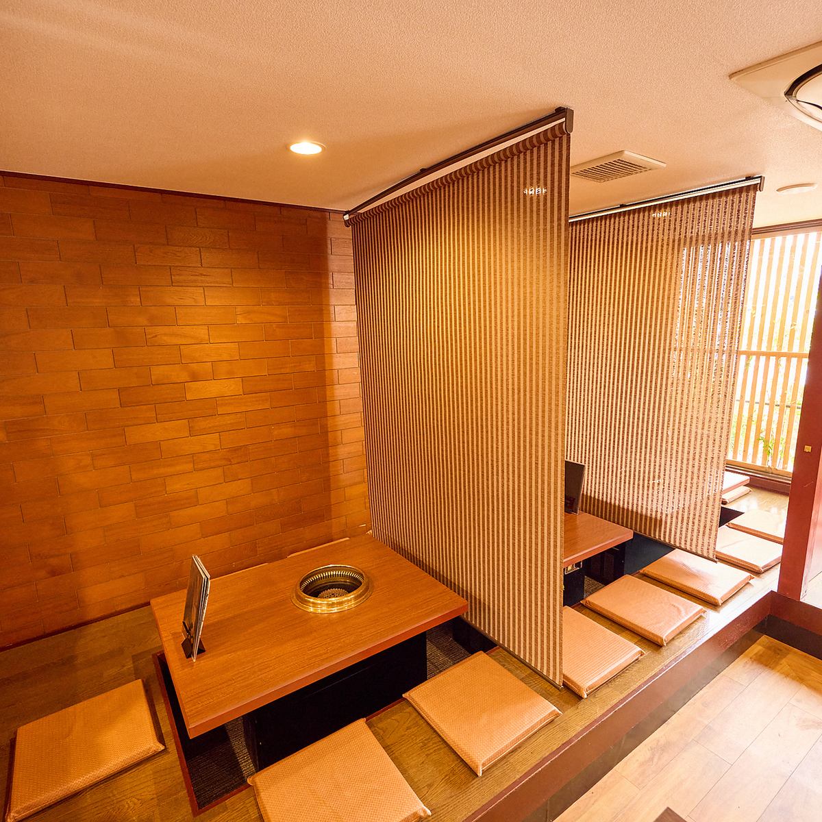 パーテーションがありますのでお客様を気にせず食事いただけます