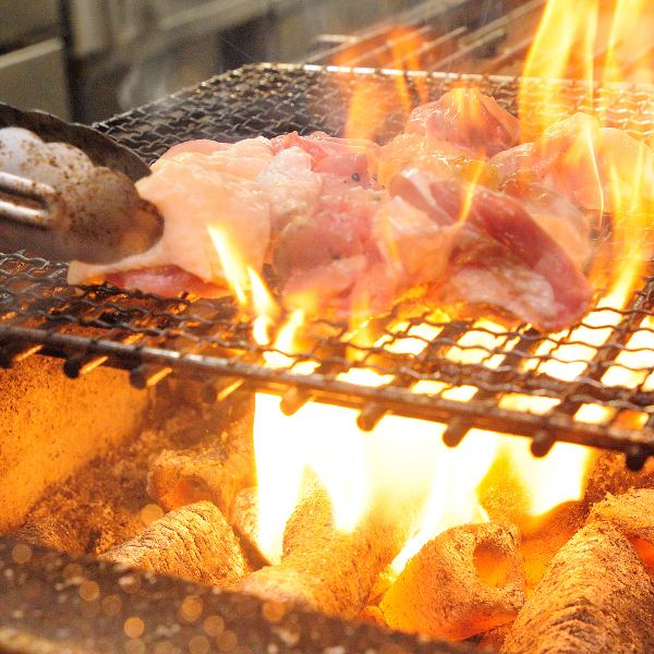炭火の炎がゆらめく焼き場は、職人が丁寧に焼き上げる活気あふれる空間。香ばしい香りがふんわり広がり、食欲を刺激します。手さばきに思わず見とれてしまう臨場感があり、アットホームな雰囲気の中で焼き鳥の美味しさを存分に楽しめます。
