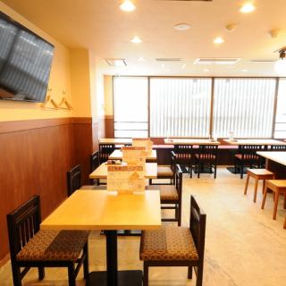 The two-person table seats in a relaxed atmosphere are popular spots where you can enjoy a leisurely conversation while dining.The comfortable space allows you to sit back and enjoy freshly grilled food, making it perfect for a date or a meal with friends.
