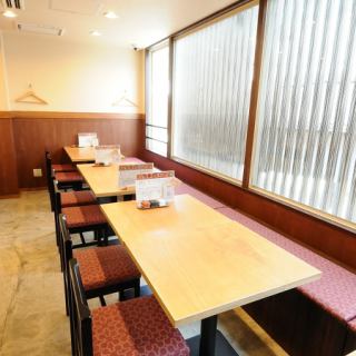 The spacious table seats four, making it ideal for dining with family or friends.It is a comfortable space where you can enjoy lively conversation while sipping freshly baked food and drinks.Please enjoy a relaxing time in a calm atmosphere.