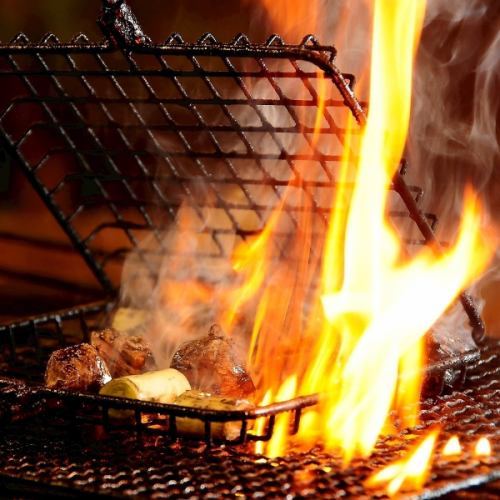 炭火で引き立つ地鶏の旨味♪皿盛りスタイルでシェアして堪能して頂けます!