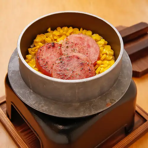 炭烤云仙火腿和玉米米饭在锅中煮熟