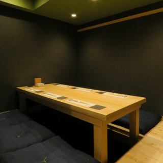 [私人房間]小團體私人包房。這個座位可讓您度過輕鬆而優雅的時光，其宴會座位已升級為更高級別。您可以一邊享受日本料理和清酒，一邊感到優雅。成人宴會的推薦座位。