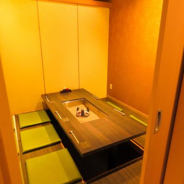 ご家族やご会食向けに、6名様向けのお席もございます。みんなで囲炉裏を囲めば、民家のように温かい雰囲気に…弾みだす会話に空気を任せ、心ゆくまでお寛ぎ下さい。