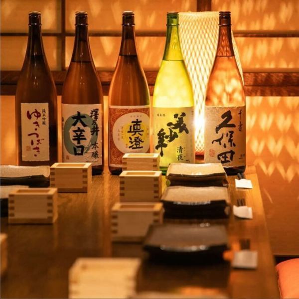 少人数様の接待.団体様の二次会,同窓会,女子会までご宴会のスタイルに合わせたテーブル席をご用意しております。やわらかい照明と和を基調とした調度品に彩られたお部屋は時間を忘れてゆったりと寛げます。3時間飲み放題付プランもご用意しておりますので、厳選理に舌鼓を打ちながら美味しいお酒をご堪能ください。