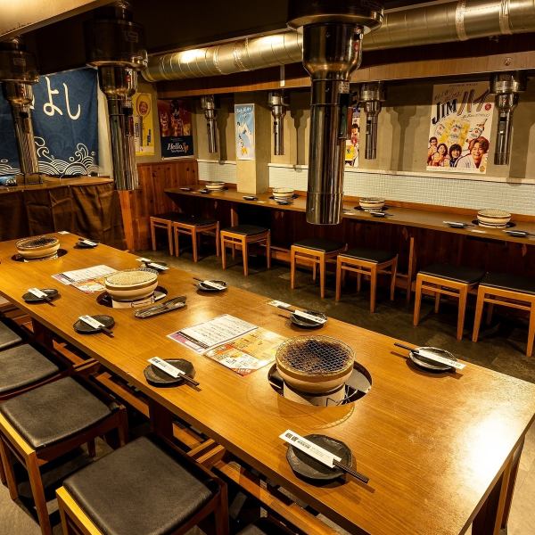 当店は宴会向きの広々としたテーブル席を多数ご用意しております！忘年会や歓送迎会、打ち上げなどの大人数の宴会にも人気のお店！最大90名様まで対応！フロア貸切も承っております。大人数のご予約はお早めに♪