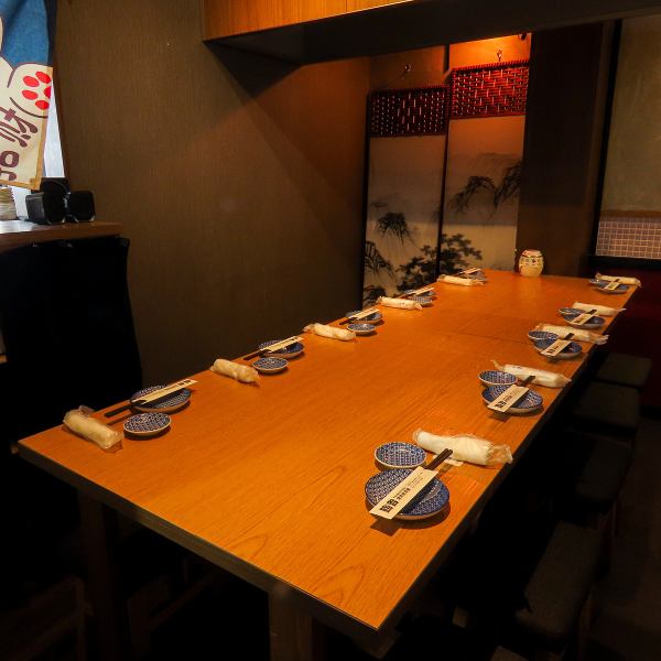 会社宴会や少人数での飲み会にぴったり！2名様～気軽に利用OK！神保町の夜景を眺めながらお食事を楽しめるテーブル席は、デートや女子会、同僚との飲み会など普段使いにぴったり。カジュアルなお集まりや会食にもおすすめです。