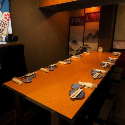 <p>会社宴会や少人数での飲み会にぴったり！2名様～気軽に利用OK！神保町の夜景を眺めながらお食事を楽しめるテーブル席は、デートや女子会、同僚との飲み会など普段使いにぴったり。カジュアルなお集まりや会食にもおすすめです。</p>