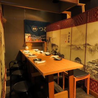 非常適合公司聚會或小型聚餐！可輕鬆容納2人或以上團體！在我們的餐桌座位上，您可以一邊欣賞神保町的夜景一邊享用美食——是約會、閨蜜聚會或與同事輕鬆小聚的理想之選。它也推薦用於非正式聚會和用餐。