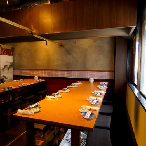 如果您打算在神保町站或御茶之水站附近舉辦大型宴會，我們的餐廳是您的理想之選！我們提供可容納2人至多人的私人私人房間。在我們有門的私人房間裡，您可以遠離城市的喧囂，享受輕鬆優雅的用餐體驗。我們也為團體組織者提供免費優惠券！同時，我們也接受私人預訂！