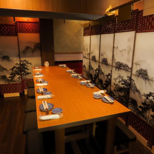 《私人包廂：12-36人》 我們提供下沉式座位的私人宴會廳，非常適合公司聚會、俱樂部慶祝活動和團隊建立活動等大型聚會。我們的私人宴會廳視野開闊，賓客之間可以互相看到，非常方便！是旺季舉辦歡送會、歡迎會和其他宴會的理想選擇。我們會根據您的需求，為您安排最合適的座位，所以請儘早預訂！