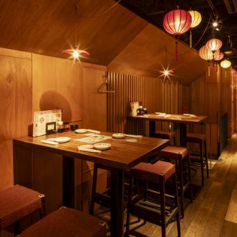 広々としたテーブル席でゆったりとした夜をお過ごしください♪