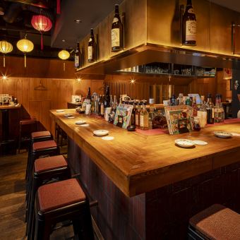 お店に入ると目の前には広々としたカウンター。お1人様や、チョイ飲みはこちらのお席が便利です。