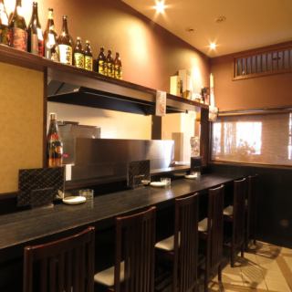 Up to 6 people.It is one of the privilege of this seat that you can enjoy the sound and fragrance of the finished food with a live feeling.The interior is made of a large amount of wood, so the counter has a familiar atmosphere, and it is a comfortable space that makes you want to stay longer.