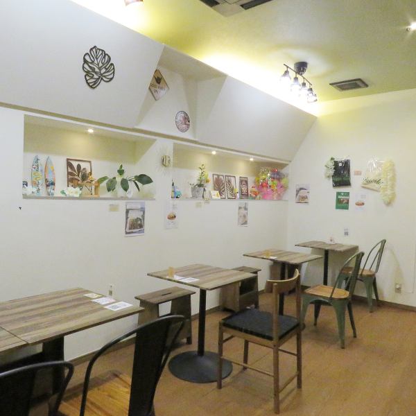 壁紙は白を基調としており、明るく清潔感あふれる店内です。壁にはお店のロゴがさりげなく記載され、アットホームで居心地の良い空間を演出しています。お一人様からグループまで、様々なお客様にリラックスしてお過ごしいただけます。お水もデトックス水と通常の2種類をご用意!細やかなおもてなしでお待ちしております。