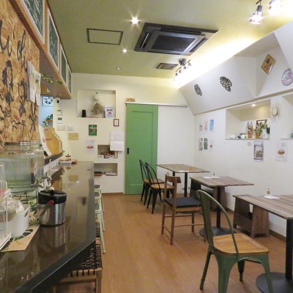 店内には、お一人様でも気軽に利用しやすいカウンター席が4席ございます。また、2名様用テーブルが3卓、4名様用テーブルが1卓あり、連結してのご利用も可能です。デートや友人との食事はもちろん、カウンターでサクッと健康ランチを楽しみたい方にも最適です。どんな時でもお気軽にお越しください