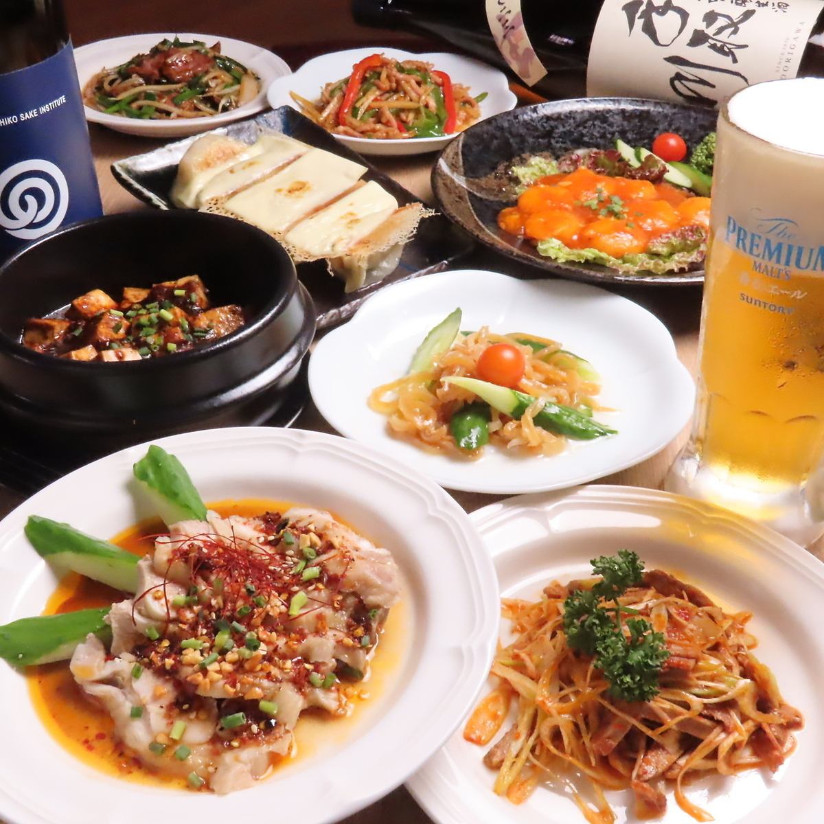 外はパリッと、中はジューシーな肉汁が溢れ出す当店自慢の餃子をぜひご賞味ください。