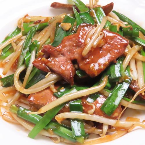 ニラレバー炒めは豊かな香りと旨みの一皿◎