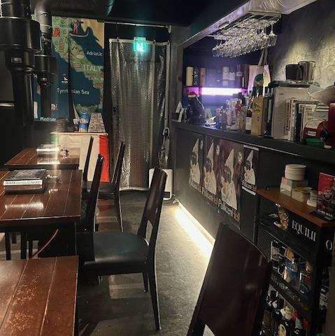 4名様までご着席頂けるテーブル席となっております。ご家族や仲のいいご友人、接待など様々なシーンでご利用頂けます。