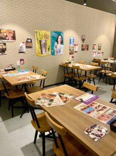 開放的な店内はモバイルオーダーの仕組みを使うことで、席を移動せずに全ての店の料理を自由に注文できるのが特徴！グループで来店した場合も、各自が好きなお店の料理を注文する、ということが可能です。