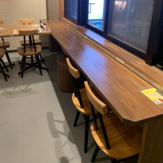 デートや一人飲みにも最適なカウンター席をご用意してます。