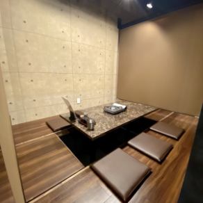 The digging seats that can be made into semi-private rooms can accommodate up to 3 people!