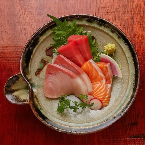 市場直送の旬の海鮮を楽しめる！≪盛合せ3種盛3切れ1,600円(税込)≫単品もございます！