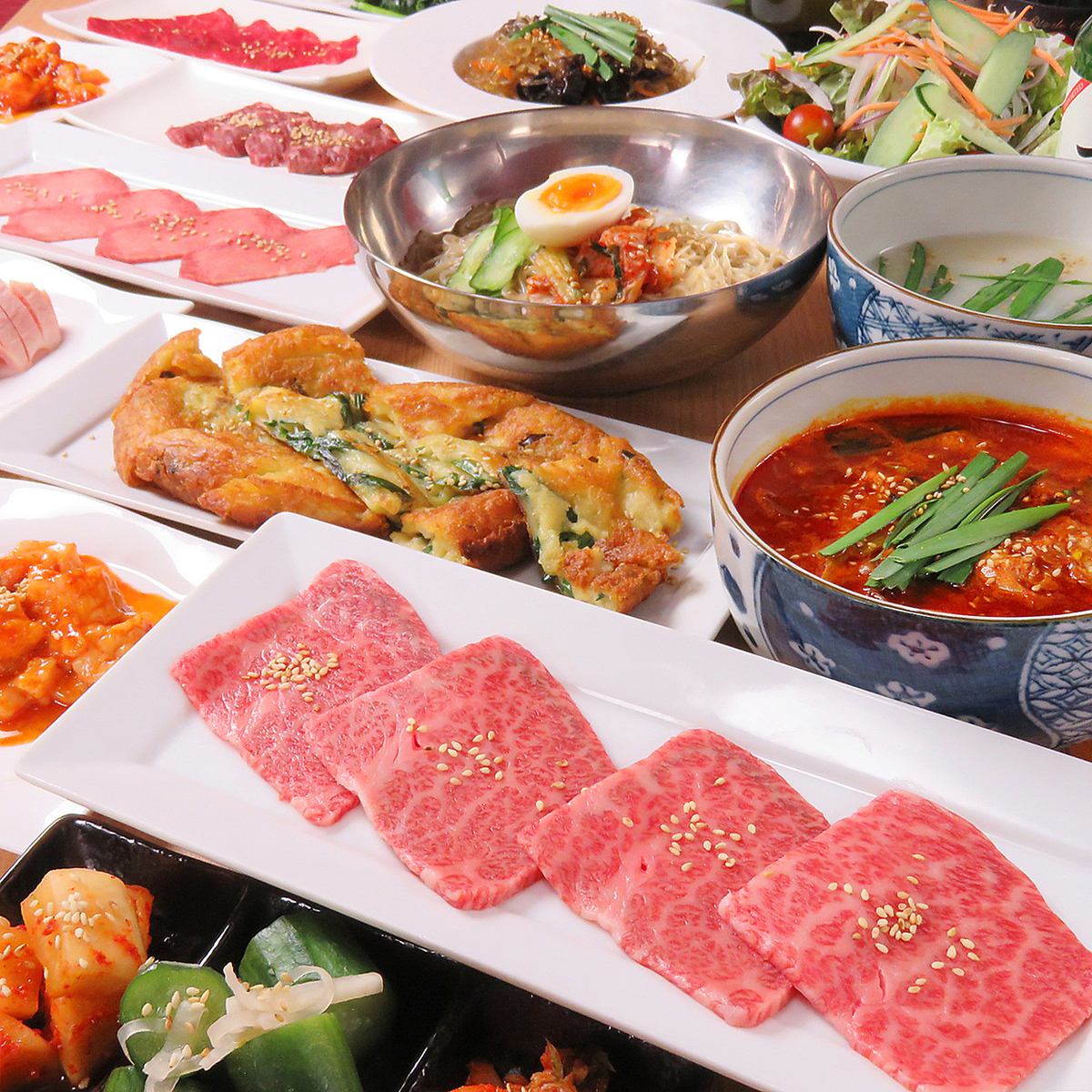 可以品嚐到特色烤肉和正宗韓國料理的餐廳，還有無限暢飲！