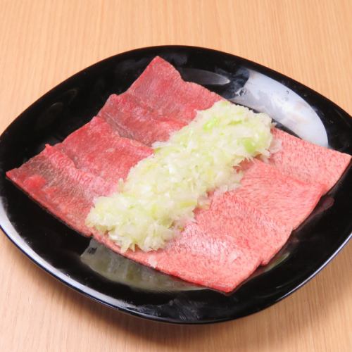 只有在本店才能品尝到的双折葱舌盐1,300日元★松脆的口感和葱的绝妙搭配。